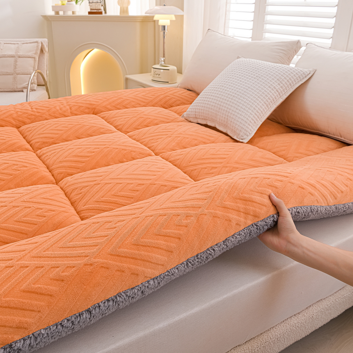 91家纺网 家纺一手货源 找家纺 金灵居 2025新款雕花牛奶绒床垫羊羔绒床垫床褥子跨境外贸 橙拼灰