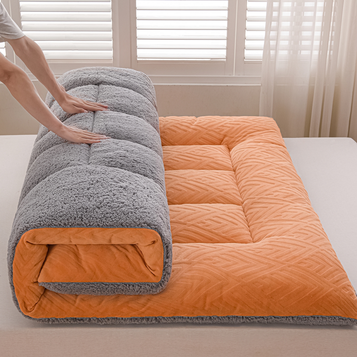 91家纺网 家纺一手货源 找家纺 金灵居 2025新款雕花牛奶绒床垫羊羔绒床垫床褥子跨境外贸 橙拼灰