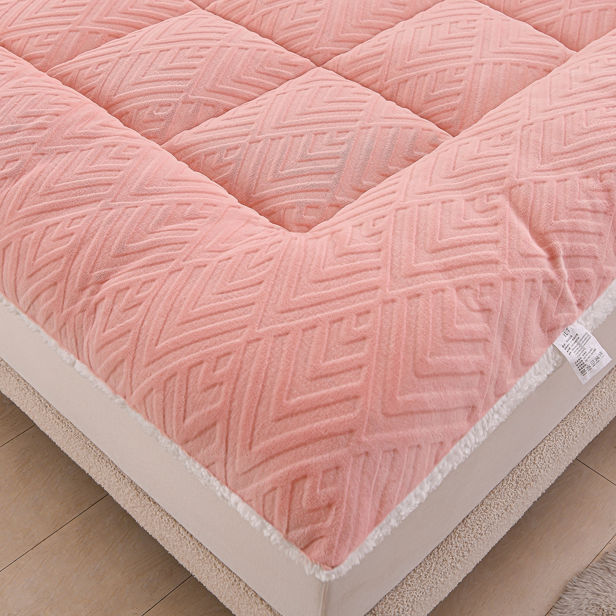 91家纺网 家纺一手货源 找家纺 金灵居 2025新款雕花牛奶绒床垫羊羔绒床垫床褥子跨境外贸 粉拼白