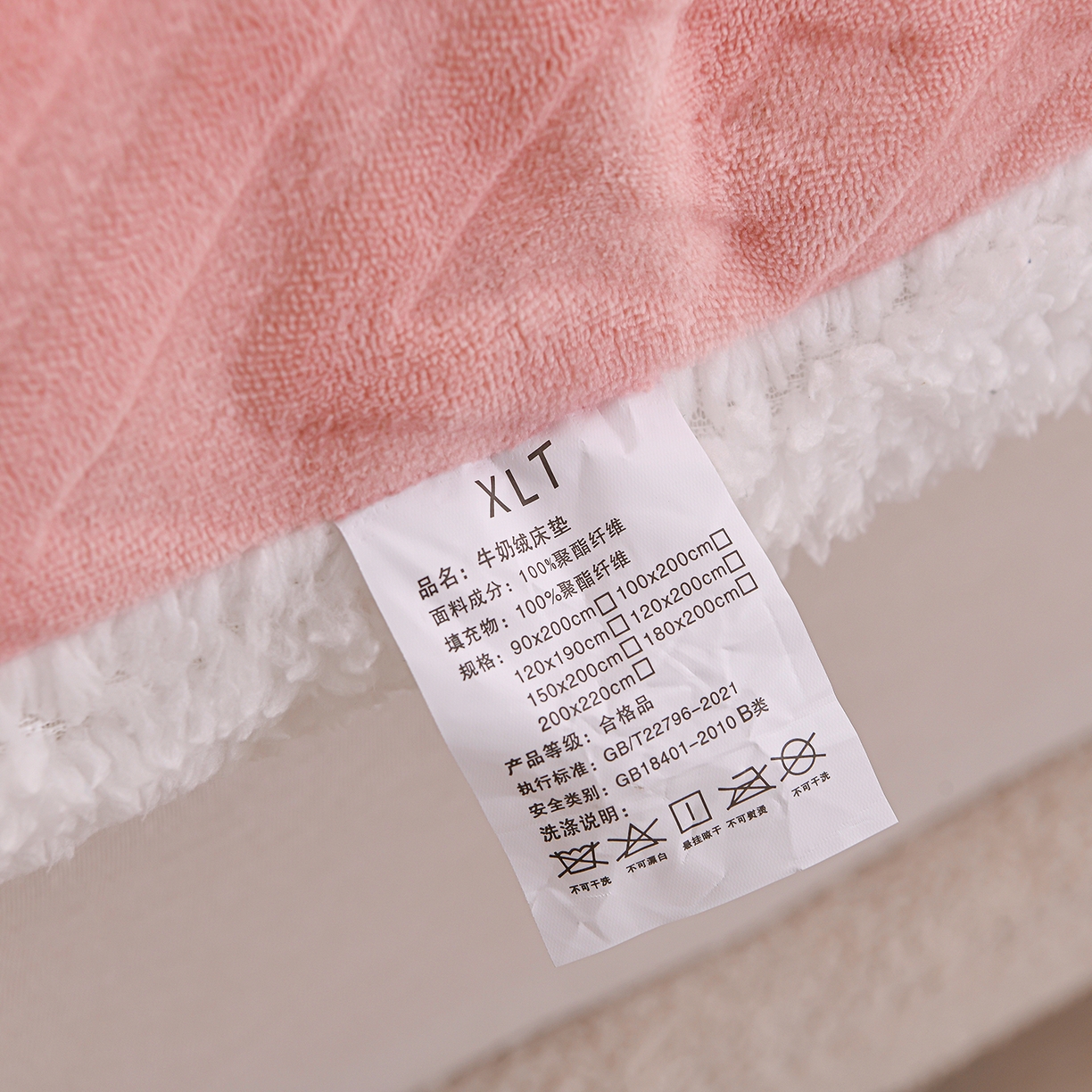 91家纺网 家纺一手货源 找家纺 金灵居 2025新款雕花牛奶绒床垫羊羔绒床垫床褥子跨境外贸 粉拼白