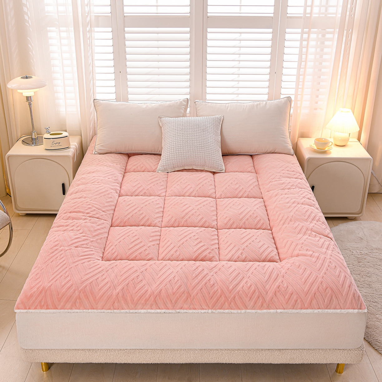 91家纺网 家纺一手货源 找家纺 金灵居 2025新款雕花牛奶绒床垫羊羔绒床垫床褥子跨境外贸 粉拼白