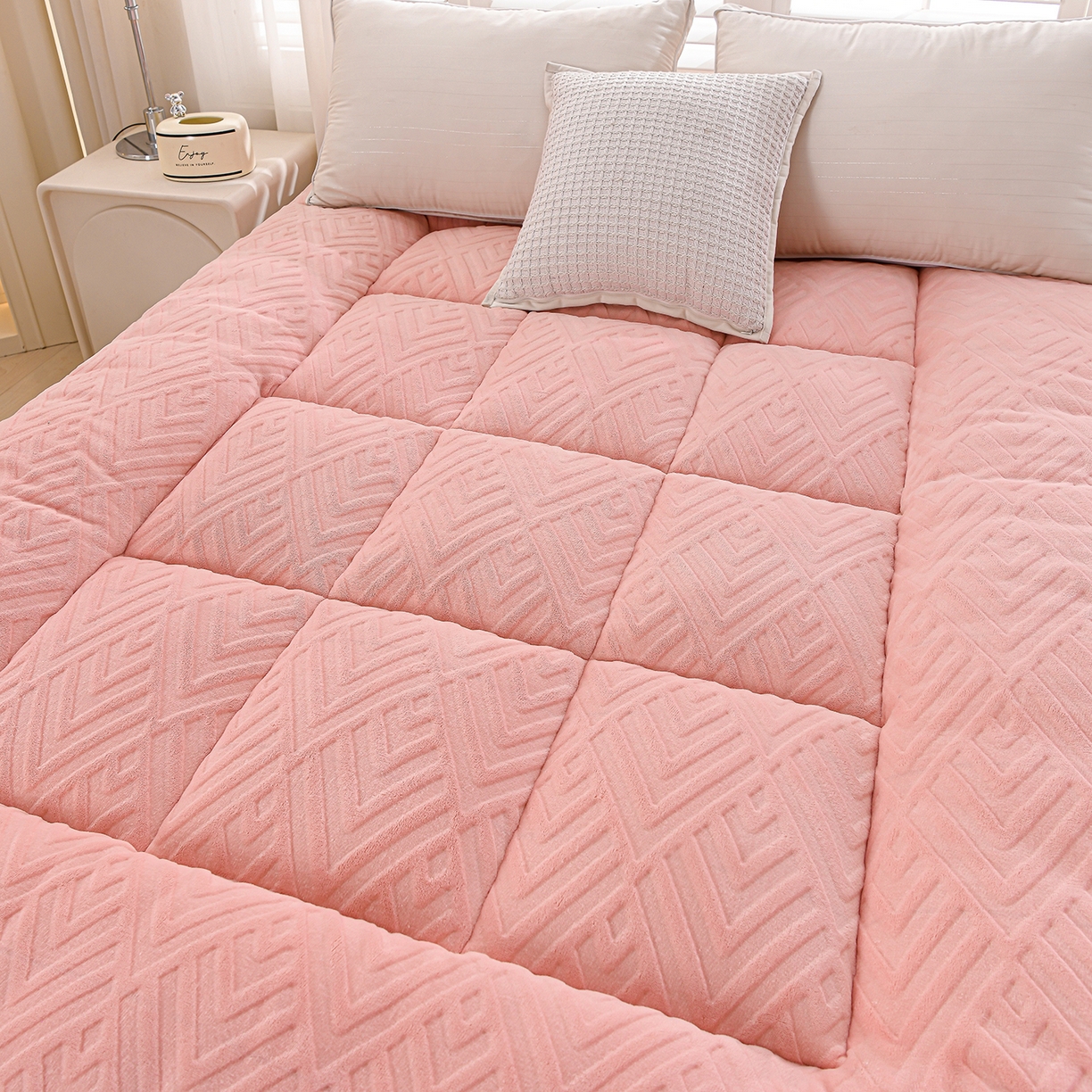 91家纺网 家纺一手货源 找家纺 金灵居 2025新款雕花牛奶绒床垫羊羔绒床垫床褥子跨境外贸 粉拼白