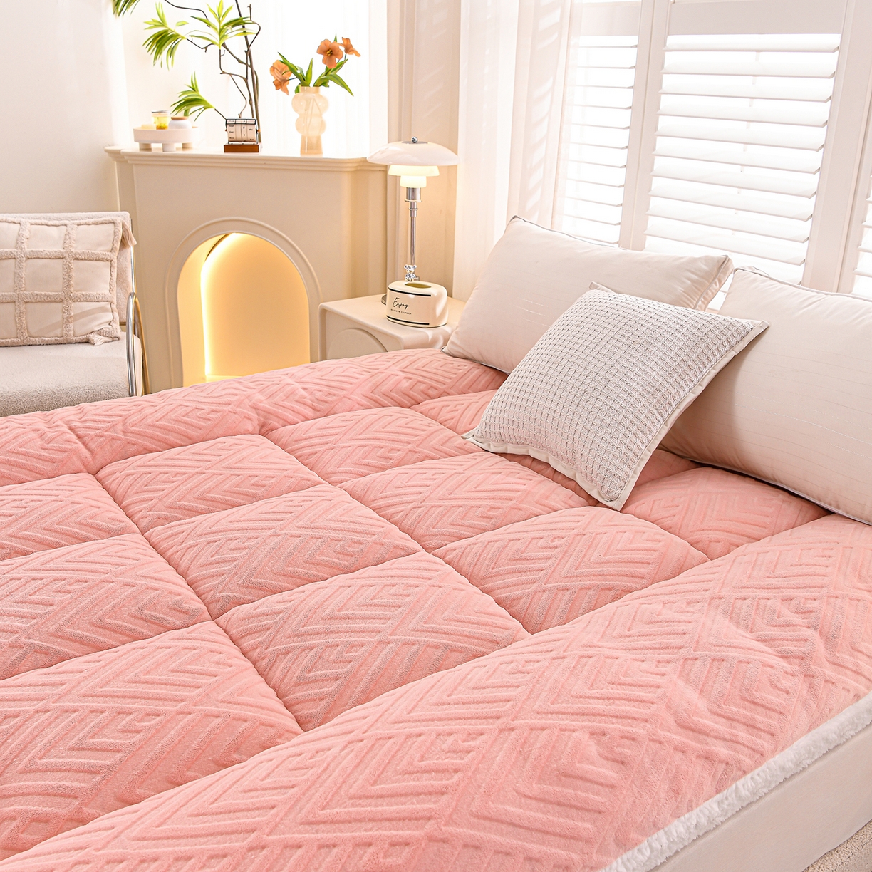 91家纺网 家纺一手货源 找家纺 金灵居 2025新款雕花牛奶绒床垫羊羔绒床垫床褥子跨境外贸 粉拼白