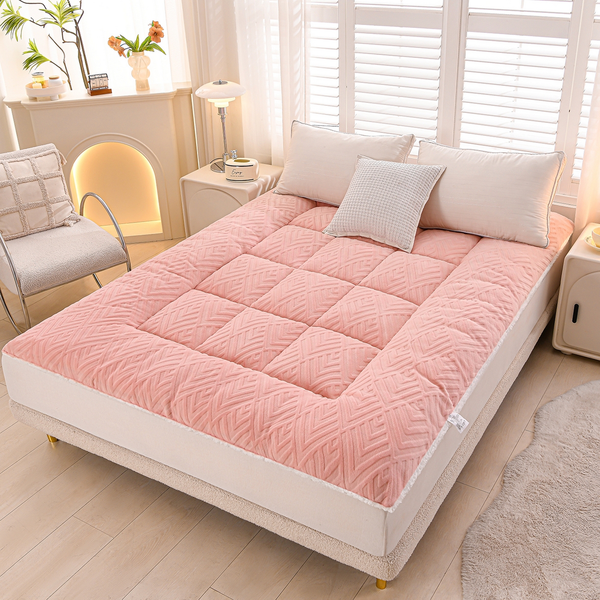 91家纺网 家纺一手货源 找家纺 金灵居 2025新款雕花牛奶绒床垫羊羔绒床垫床褥子跨境外贸 粉拼白