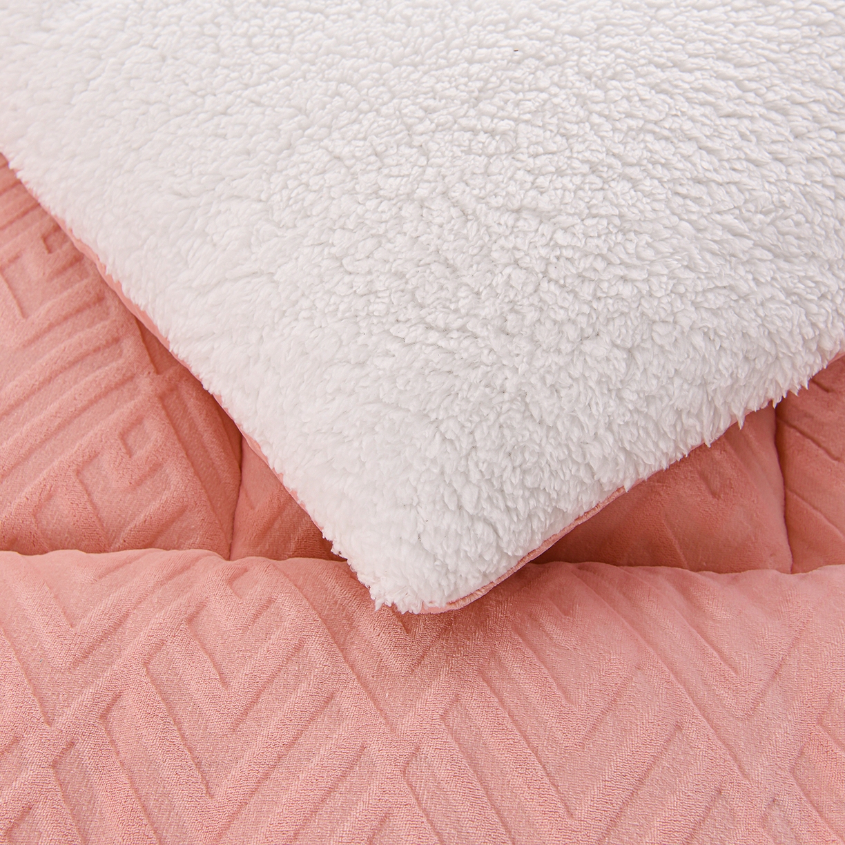 91家纺网 家纺一手货源 找家纺 金灵居 2025新款雕花牛奶绒床垫羊羔绒床垫床褥子跨境外贸 粉拼白