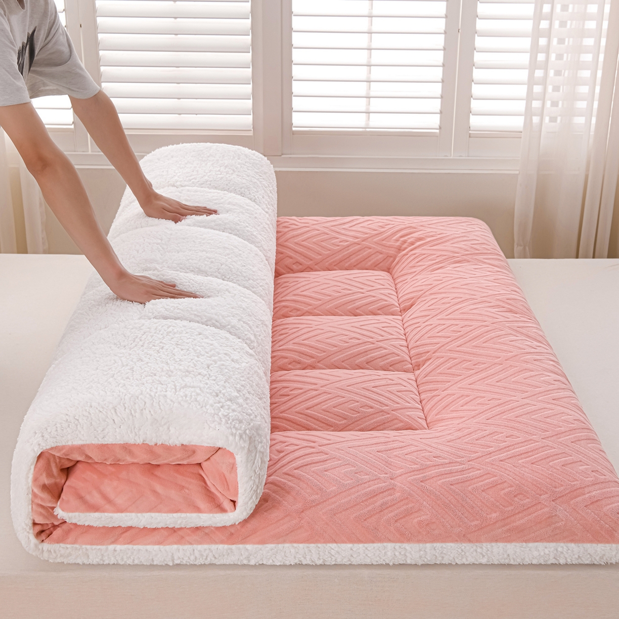 91家纺网 家纺一手货源 找家纺 金灵居 2025新款雕花牛奶绒床垫羊羔绒床垫床褥子跨境外贸 粉拼白