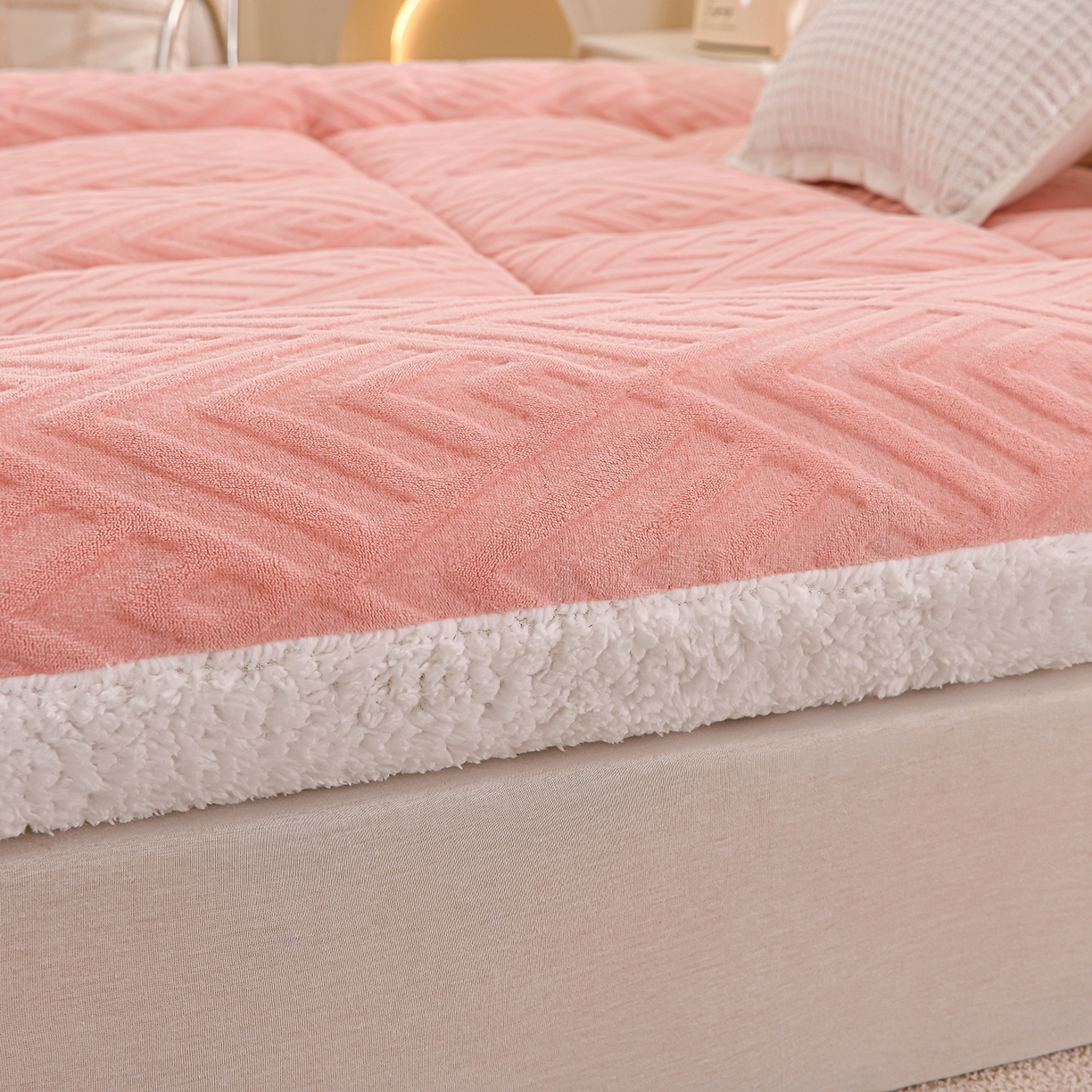 91家纺网 家纺一手货源 找家纺 金灵居 2025新款雕花牛奶绒床垫羊羔绒床垫床褥子跨境外贸 粉拼白