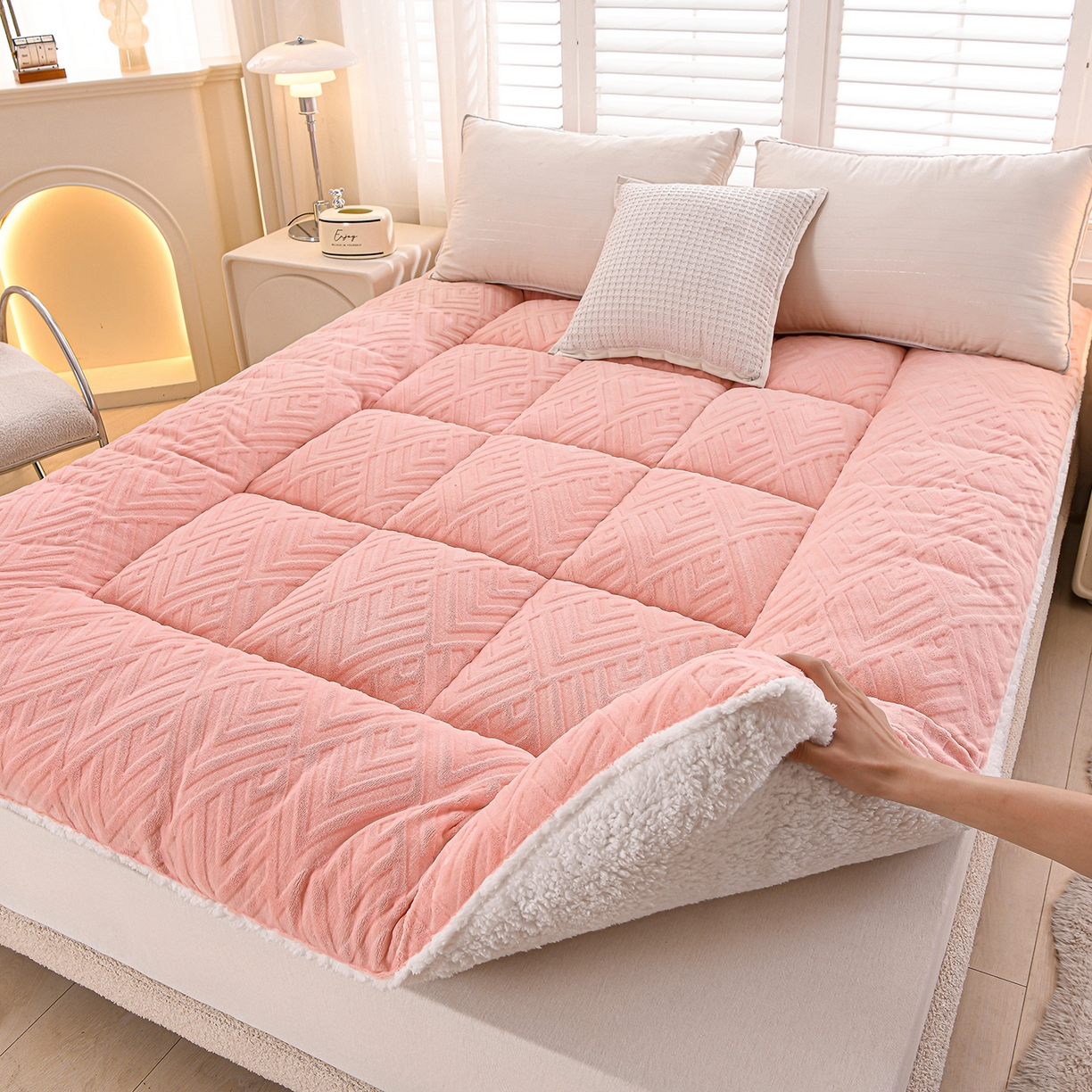 91家纺网 家纺一手货源 找家纺 金灵居 2025新款雕花牛奶绒床垫羊羔绒床垫床褥子跨境外贸 粉拼白