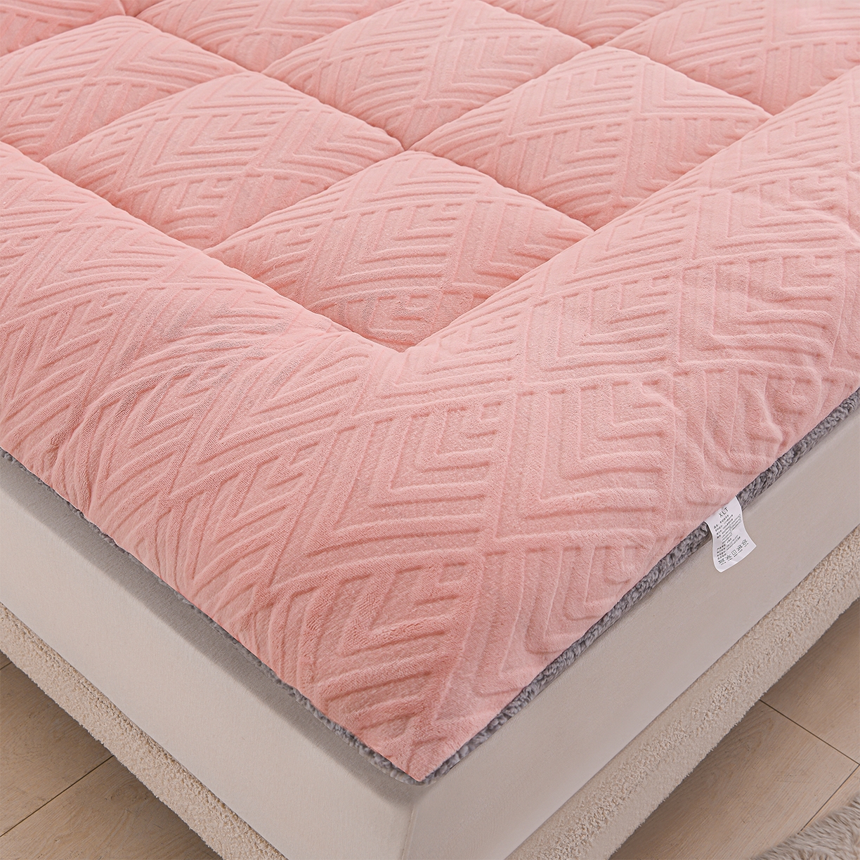 91家纺网 家纺一手货源 找家纺 金灵居 2025新款雕花牛奶绒床垫羊羔绒床垫床褥子跨境外贸 粉拼灰