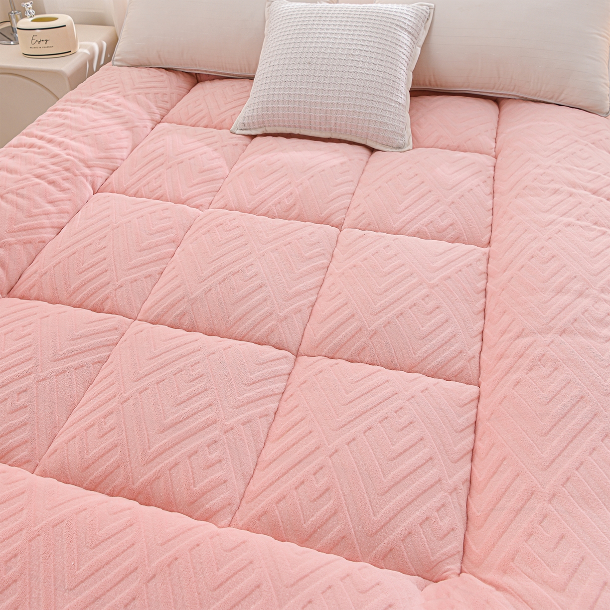 91家纺网 家纺一手货源 找家纺 金灵居 2025新款雕花牛奶绒床垫羊羔绒床垫床褥子跨境外贸 粉拼灰