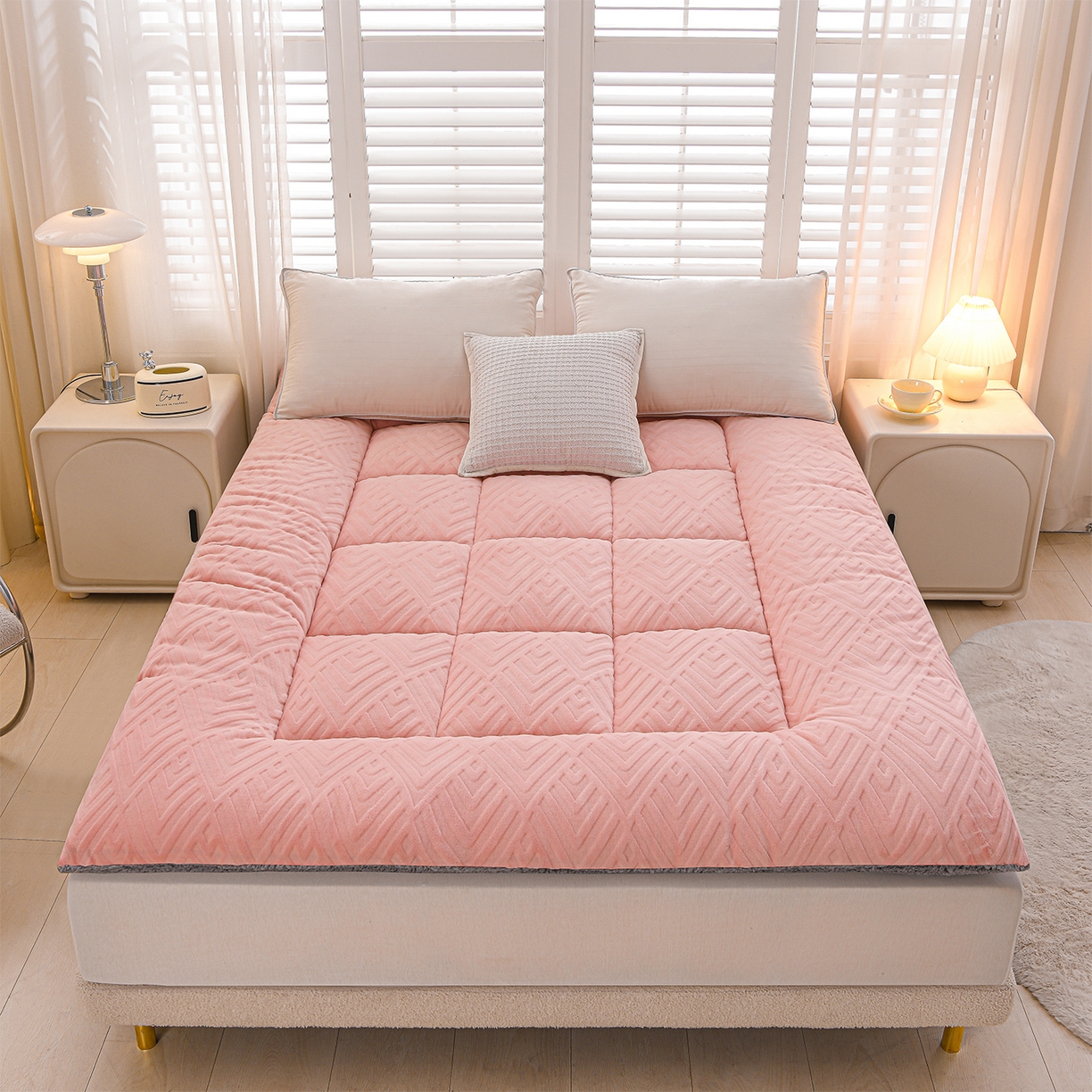 91家纺网 家纺一手货源 找家纺 金灵居 2025新款雕花牛奶绒床垫羊羔绒床垫床褥子跨境外贸 粉拼灰