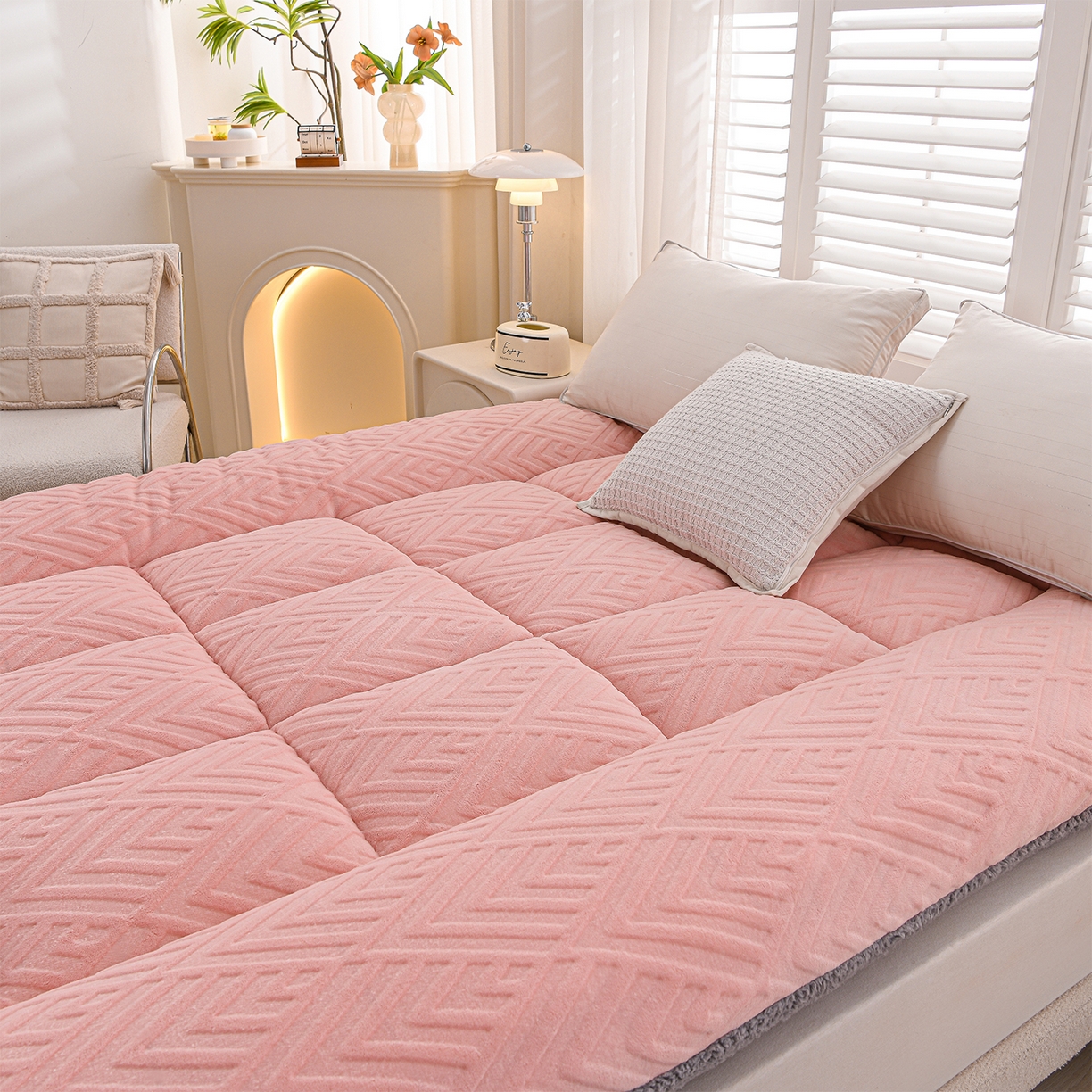 91家纺网 家纺一手货源 找家纺 金灵居 2025新款雕花牛奶绒床垫羊羔绒床垫床褥子跨境外贸 粉拼灰