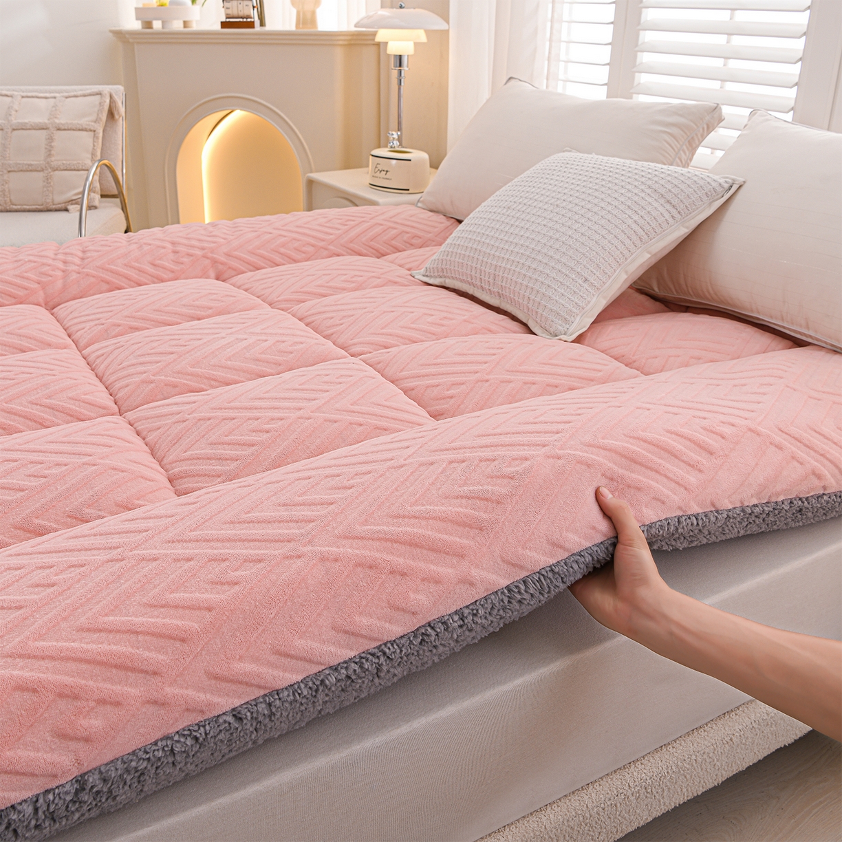 91家纺网 家纺一手货源 找家纺 金灵居 2025新款雕花牛奶绒床垫羊羔绒床垫床褥子跨境外贸 粉拼灰