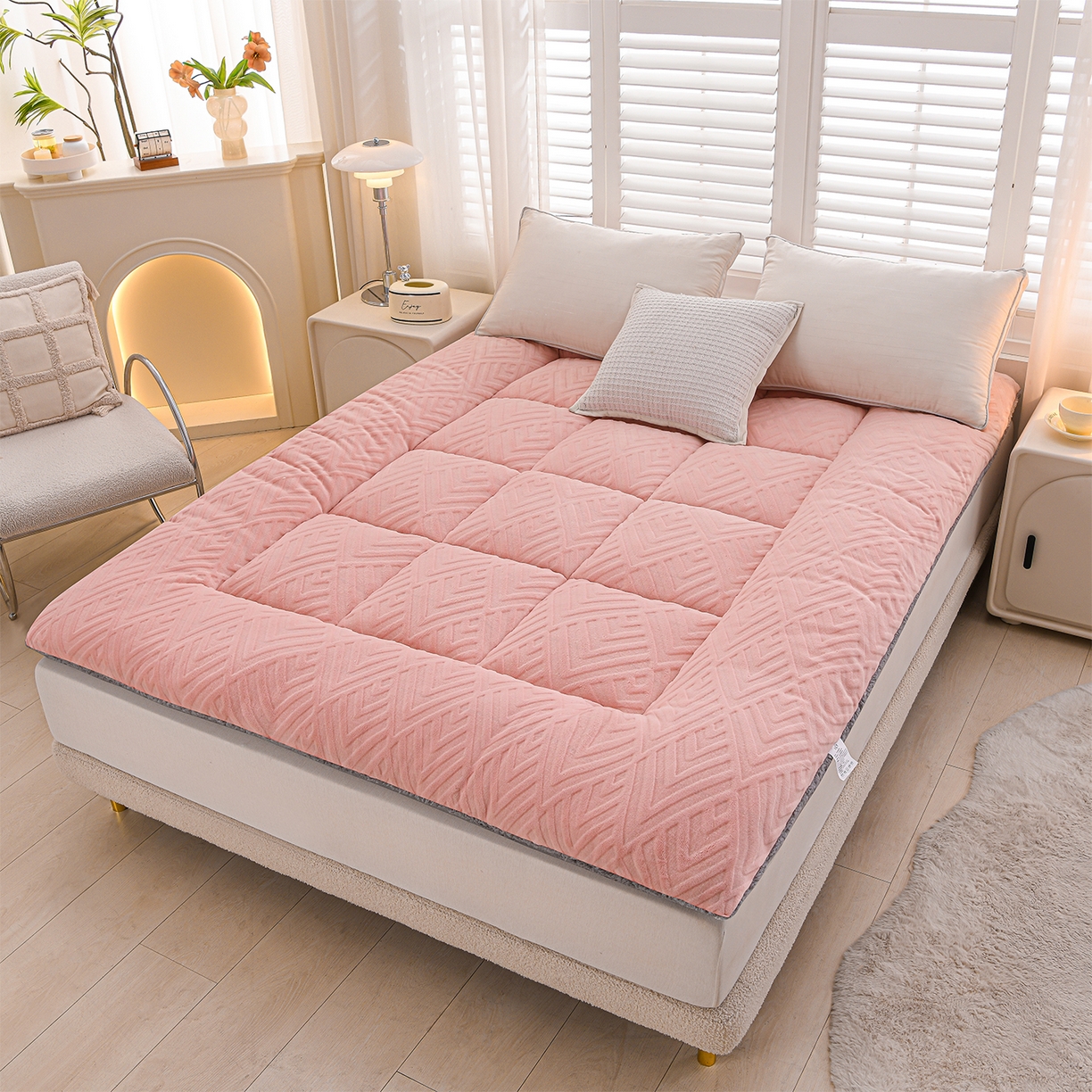 91家纺网 家纺一手货源 找家纺 金灵居 2025新款雕花牛奶绒床垫羊羔绒床垫床褥子跨境外贸 粉拼灰