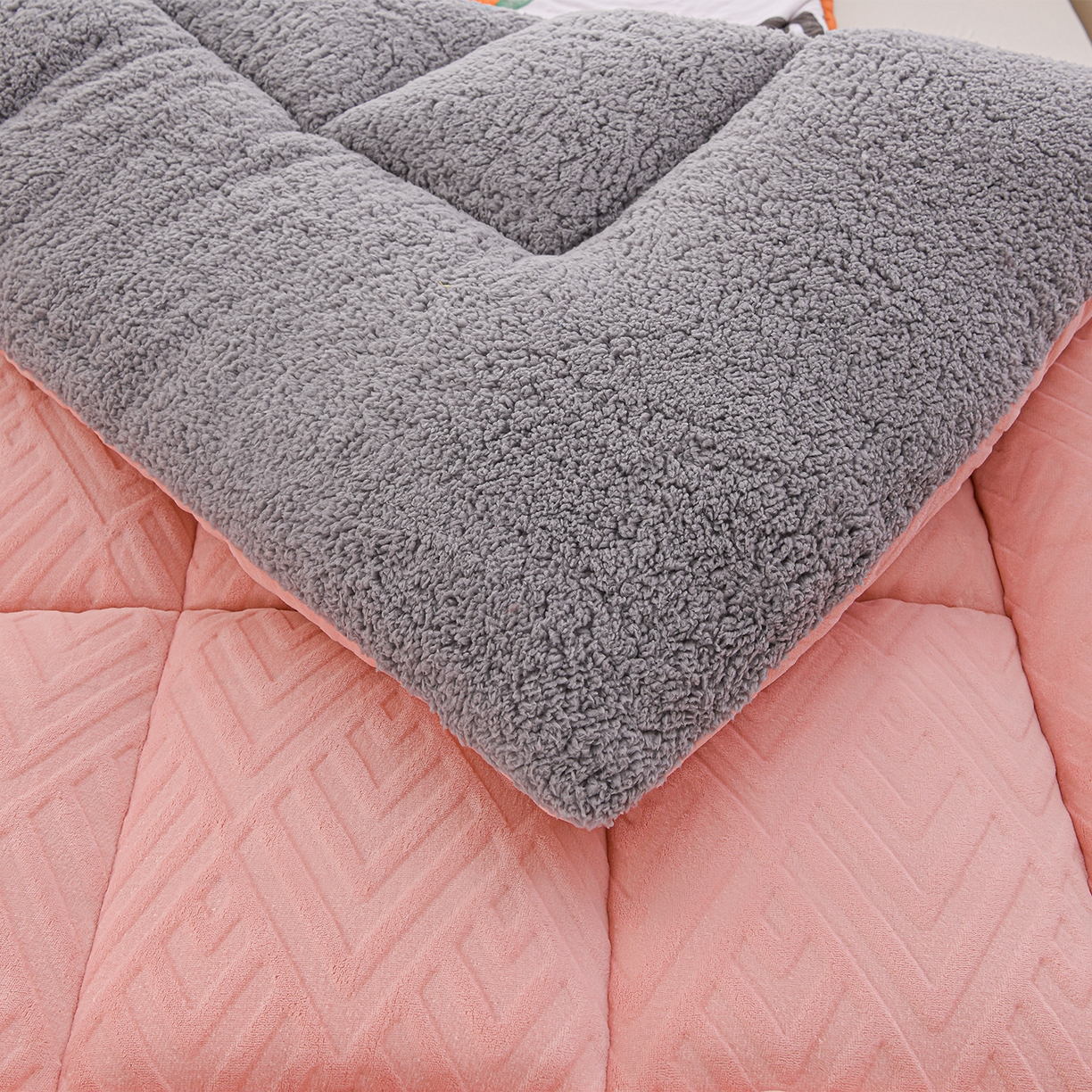 91家纺网 家纺一手货源 找家纺 金灵居 2025新款雕花牛奶绒床垫羊羔绒床垫床褥子跨境外贸 粉拼灰