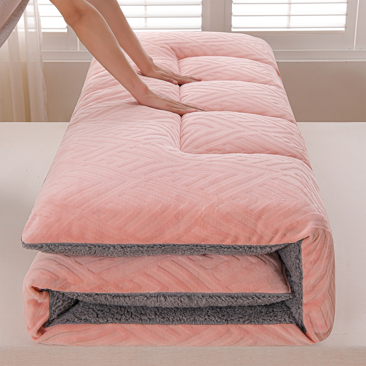 91家纺网 家纺一手货源 找家纺 金灵居 2025新款雕花牛奶绒床垫羊羔绒床垫床褥子跨境外贸 粉拼灰