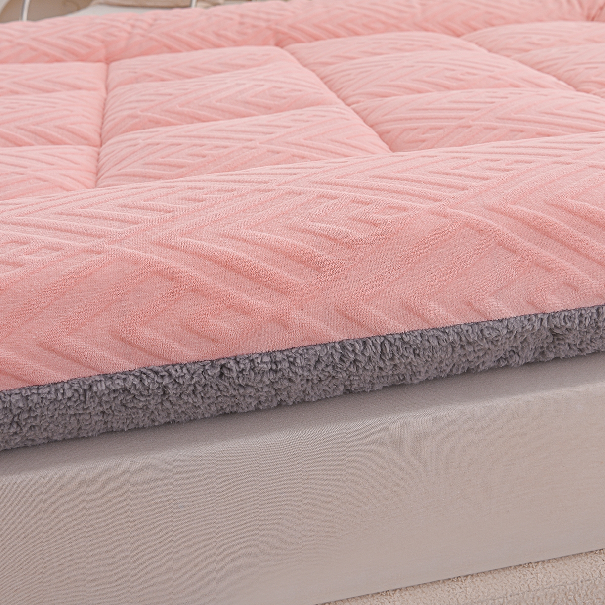 91家纺网 家纺一手货源 找家纺 金灵居 2025新款雕花牛奶绒床垫羊羔绒床垫床褥子跨境外贸 粉拼灰