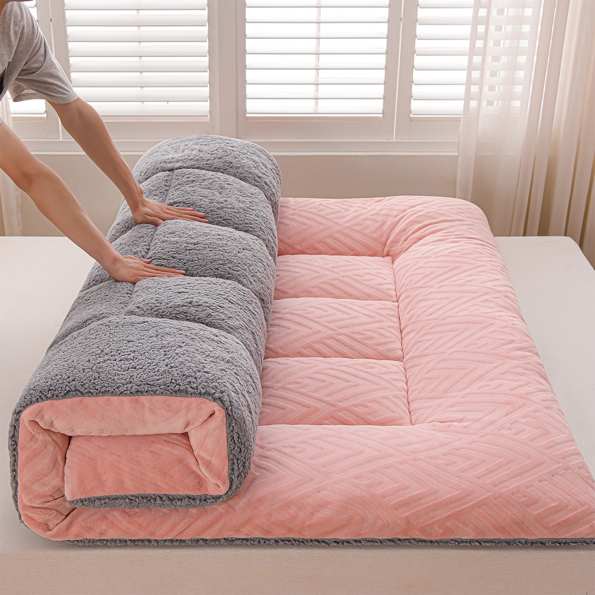 91家纺网 家纺一手货源 找家纺 金灵居 2025新款雕花牛奶绒床垫羊羔绒床垫床褥子跨境外贸 粉拼灰