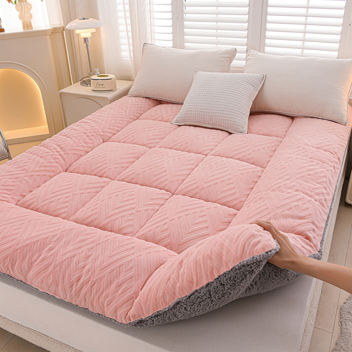 91家纺网 家纺一手货源 找家纺 金灵居 2025新款雕花牛奶绒床垫羊羔绒床垫床褥子跨境外贸 粉拼灰