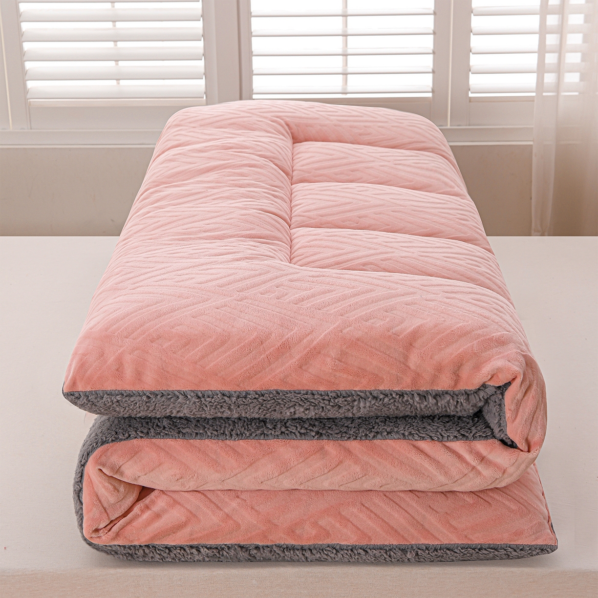 91家纺网 家纺一手货源 找家纺 金灵居 2025新款雕花牛奶绒床垫羊羔绒床垫床褥子跨境外贸 粉拼灰