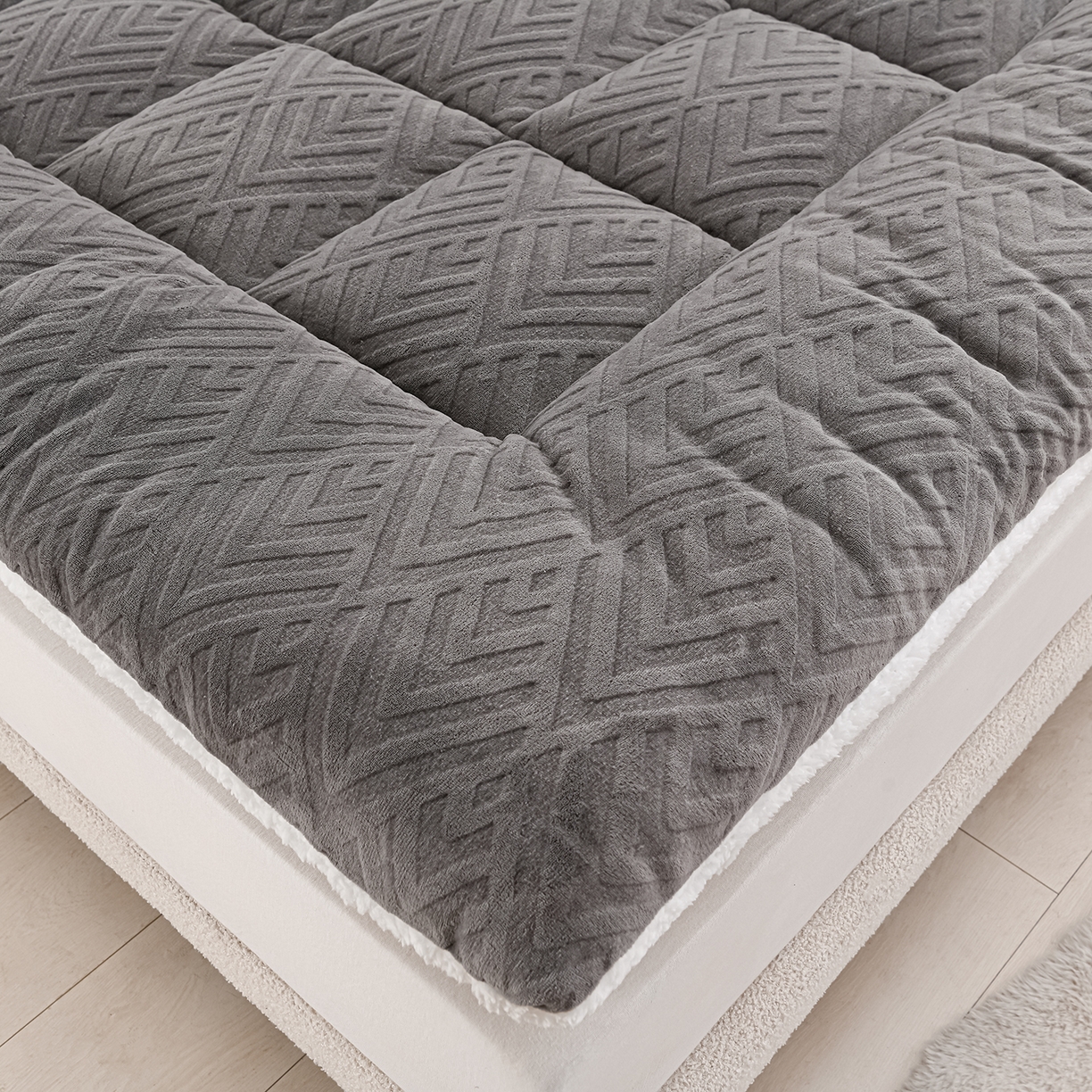 91家纺网 家纺一手货源 找家纺 金灵居 2025新款雕花牛奶绒床垫羊羔绒床垫床褥子跨境外贸 灰拼白