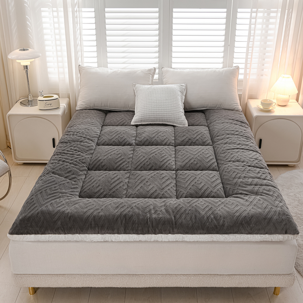 91家纺网 家纺一手货源 找家纺 金灵居 2025新款雕花牛奶绒床垫羊羔绒床垫床褥子跨境外贸 灰拼白