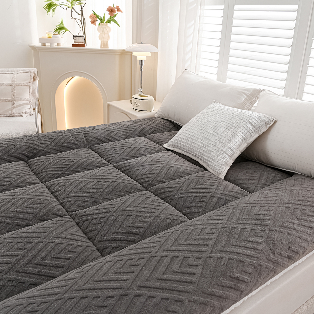 91家纺网 家纺一手货源 找家纺 金灵居 2025新款雕花牛奶绒床垫羊羔绒床垫床褥子跨境外贸 灰拼白