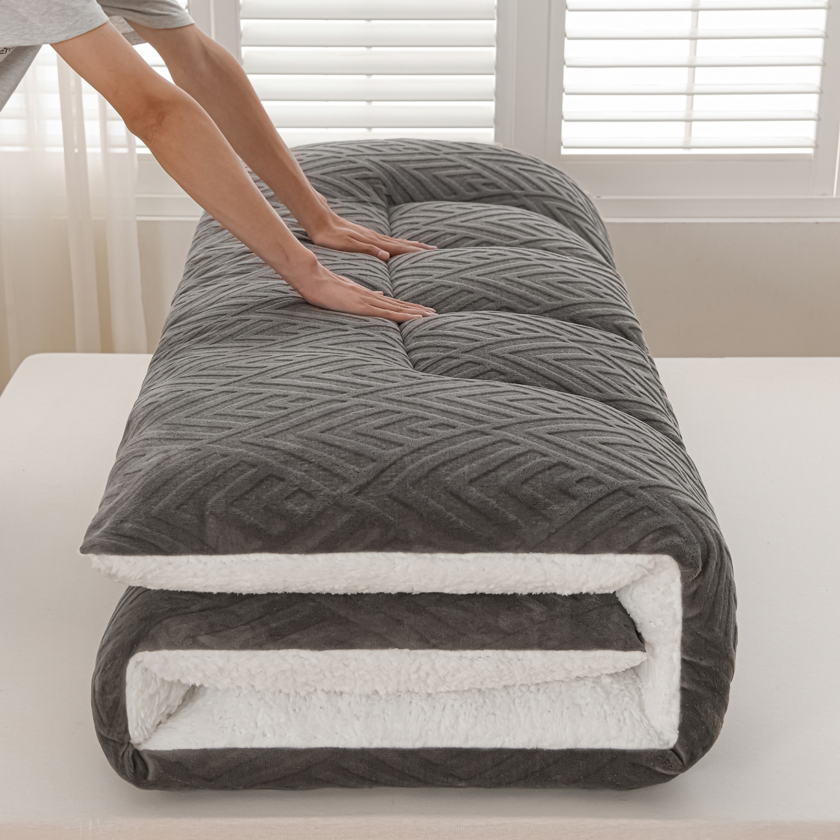 91家纺网 家纺一手货源 找家纺 金灵居 2025新款雕花牛奶绒床垫羊羔绒床垫床褥子跨境外贸 灰拼白