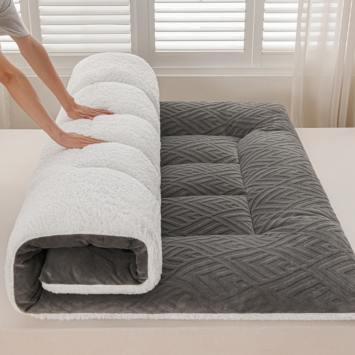 91家纺网 家纺一手货源 找家纺 金灵居 2025新款雕花牛奶绒床垫羊羔绒床垫床褥子跨境外贸 灰拼白