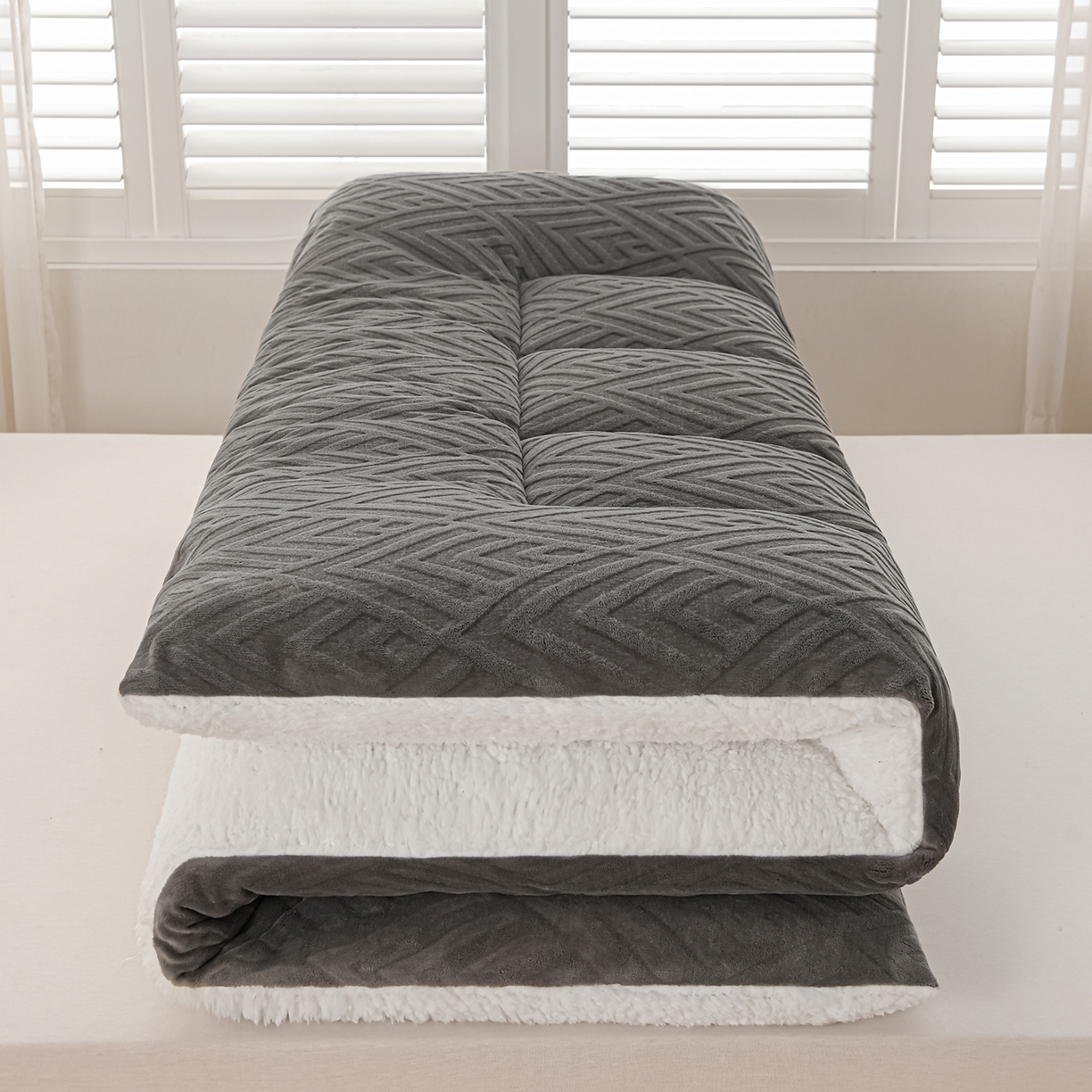 91家纺网 家纺一手货源 找家纺 金灵居 2025新款雕花牛奶绒床垫羊羔绒床垫床褥子跨境外贸 灰拼白