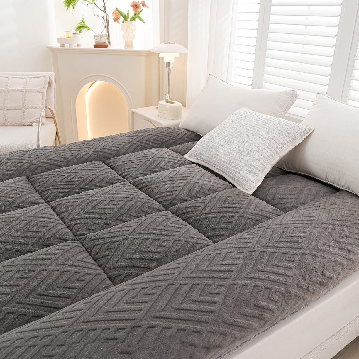 91家纺网 家纺一手货源 找家纺 金灵居 2025新款雕花牛奶绒床垫羊羔绒床垫床褥子跨境外贸 灰拼灰