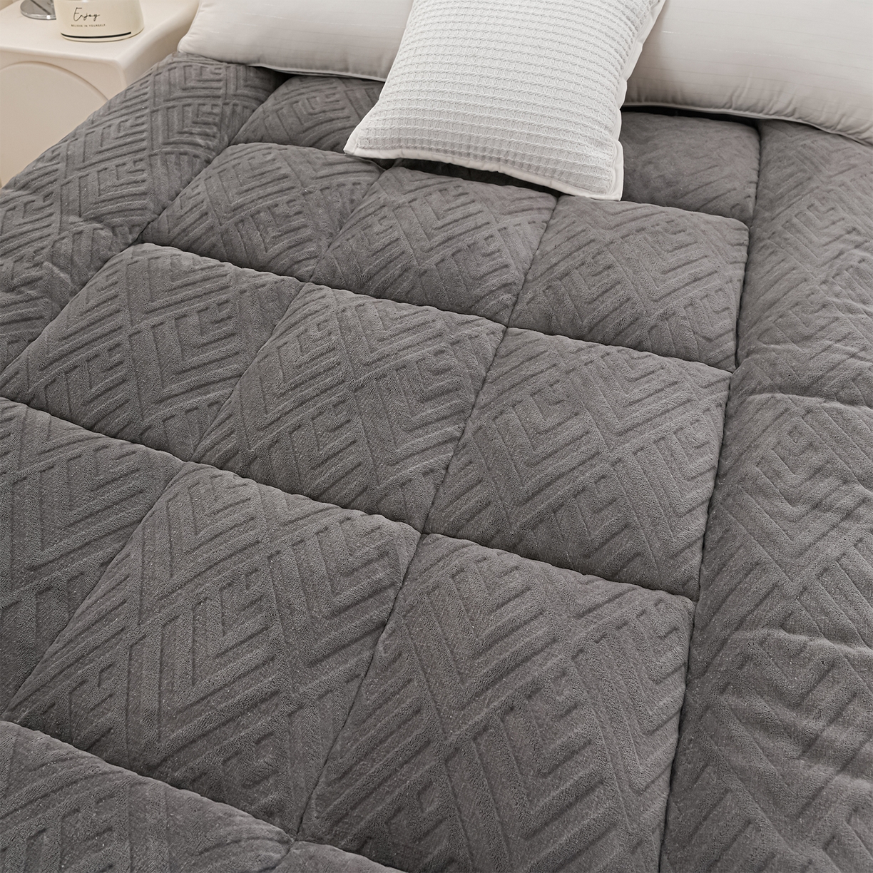 91家纺网 家纺一手货源 找家纺 金灵居 2025新款雕花牛奶绒床垫羊羔绒床垫床褥子跨境外贸 灰拼灰