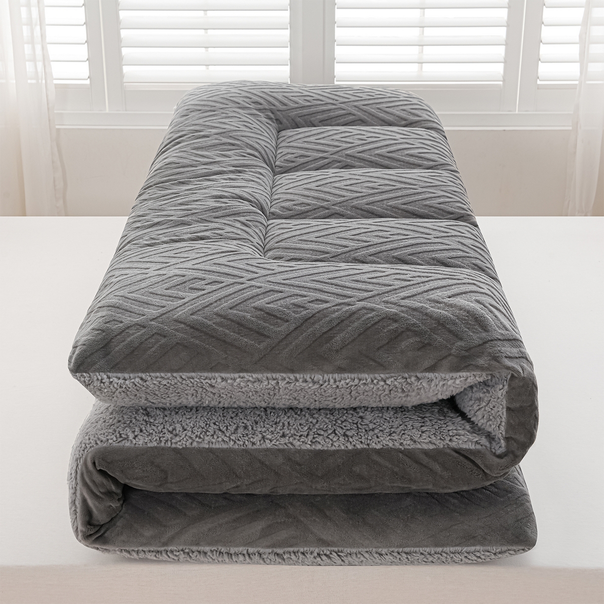 91家纺网 家纺一手货源 找家纺 金灵居 2025新款雕花牛奶绒床垫羊羔绒床垫床褥子跨境外贸 灰拼灰