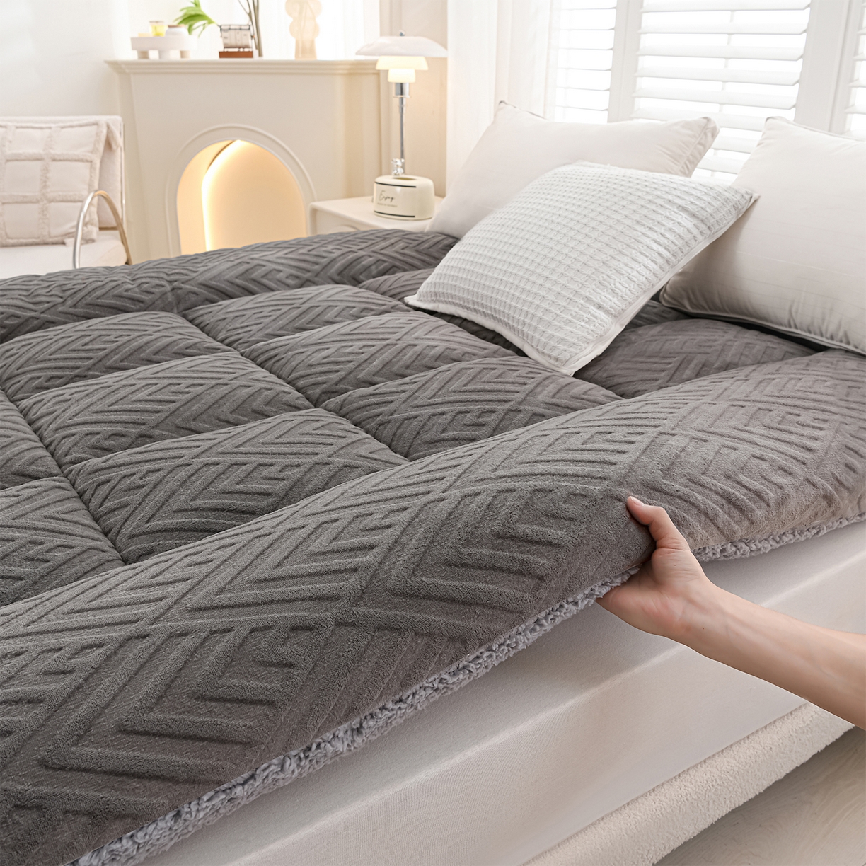 91家纺网 家纺一手货源 找家纺 金灵居 2025新款雕花牛奶绒床垫羊羔绒床垫床褥子跨境外贸 灰拼灰