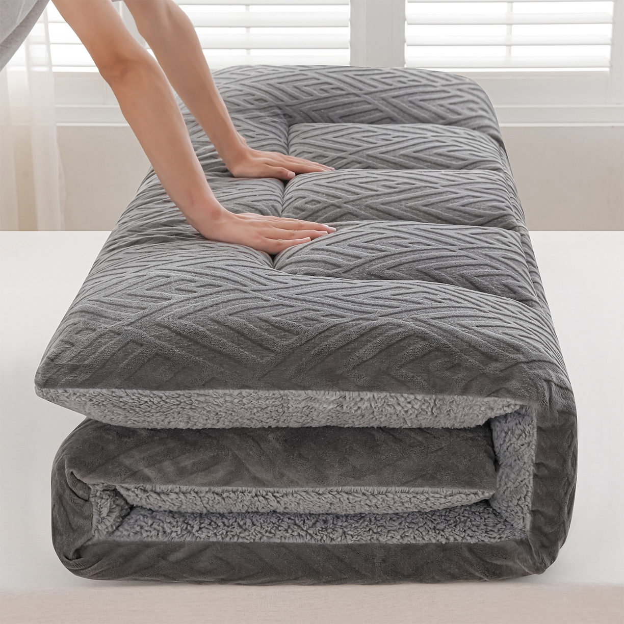 91家纺网 家纺一手货源 找家纺 金灵居 2025新款雕花牛奶绒床垫羊羔绒床垫床褥子跨境外贸 灰拼灰