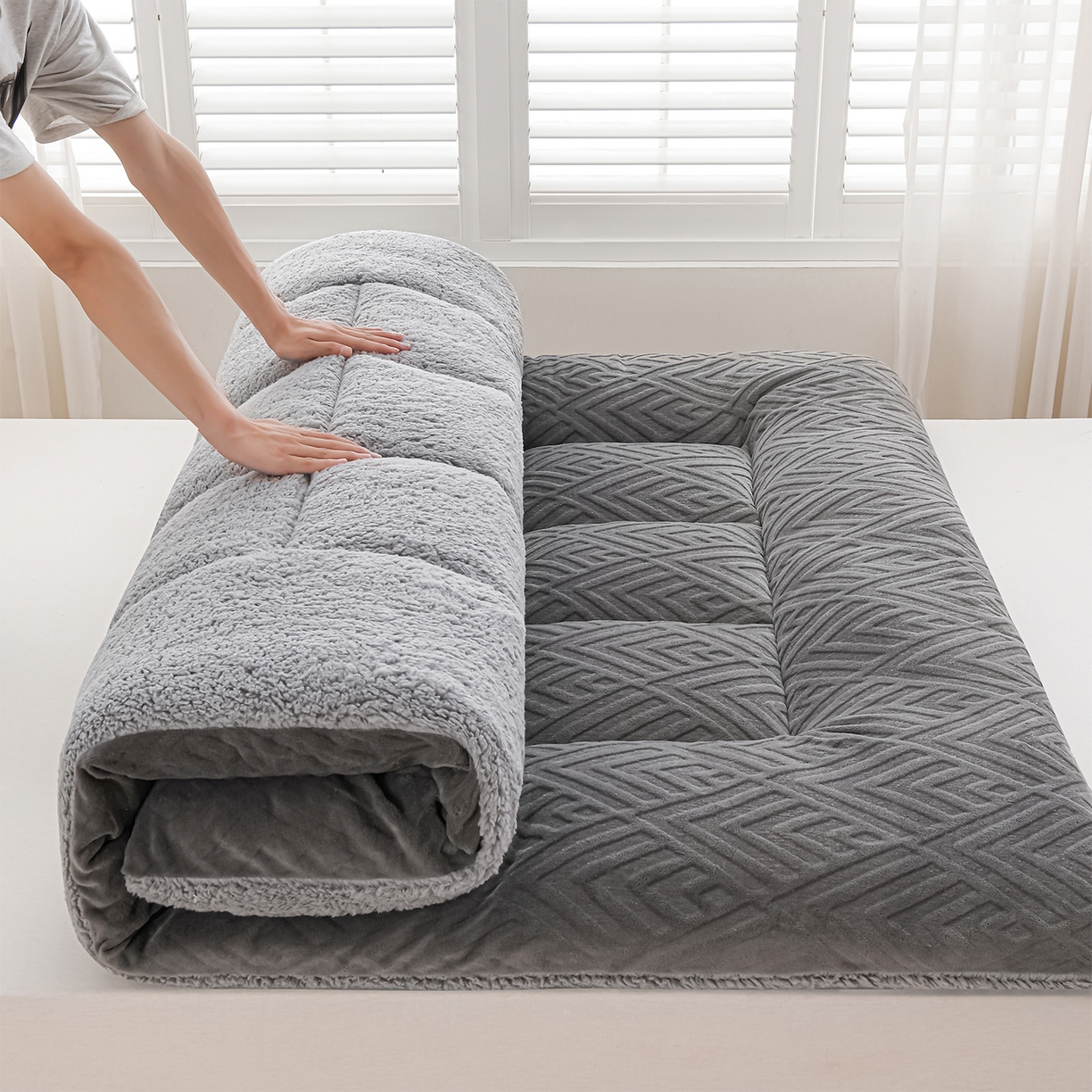 91家纺网 家纺一手货源 找家纺 金灵居 2025新款雕花牛奶绒床垫羊羔绒床垫床褥子跨境外贸 灰拼灰