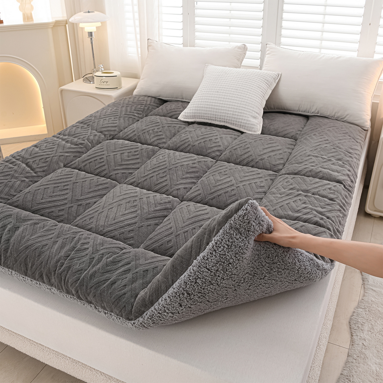 91家纺网 家纺一手货源 找家纺 金灵居 2025新款雕花牛奶绒床垫羊羔绒床垫床褥子跨境外贸 灰拼灰