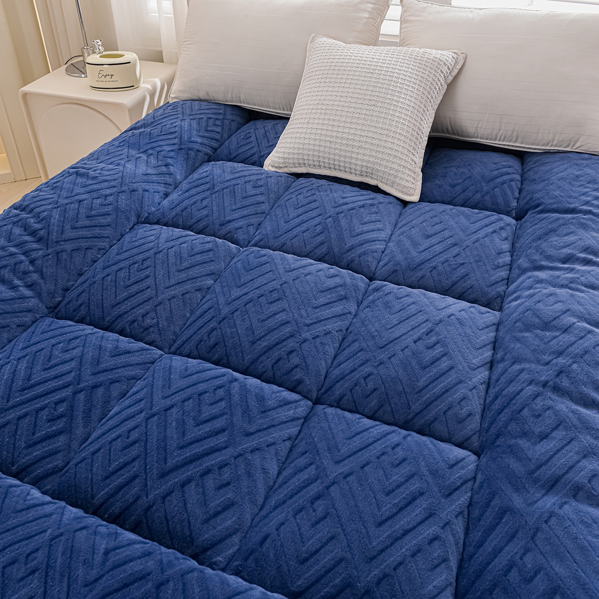 91家纺网 家纺一手货源 找家纺 金灵居 2025新款雕花牛奶绒床垫羊羔绒床垫床褥子跨境外贸 蓝拼白