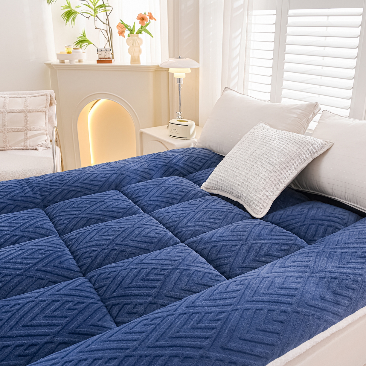 91家纺网 家纺一手货源 找家纺 金灵居 2025新款雕花牛奶绒床垫羊羔绒床垫床褥子跨境外贸 蓝拼白