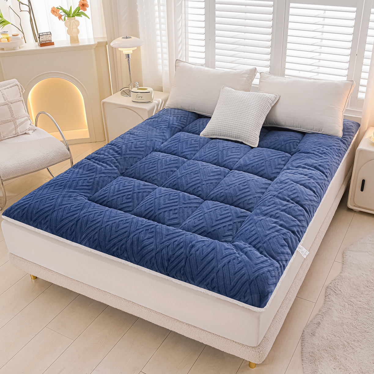 91家纺网 家纺一手货源 找家纺 金灵居 2025新款雕花牛奶绒床垫羊羔绒床垫床褥子跨境外贸 蓝拼白