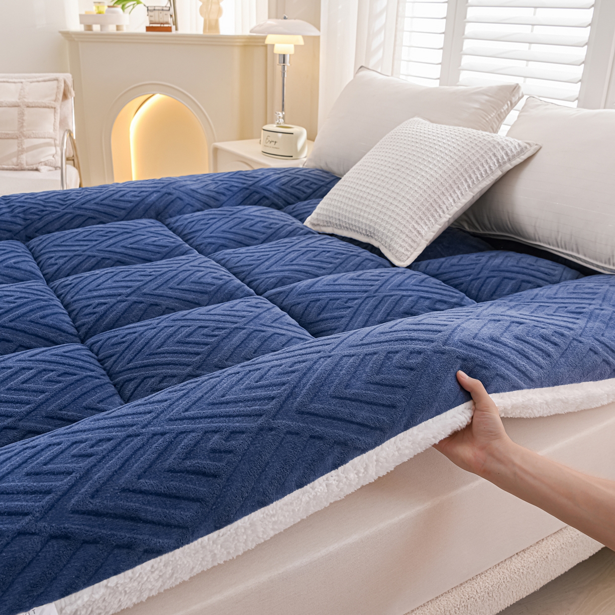 91家纺网 家纺一手货源 找家纺 金灵居 2025新款雕花牛奶绒床垫羊羔绒床垫床褥子跨境外贸 蓝拼白