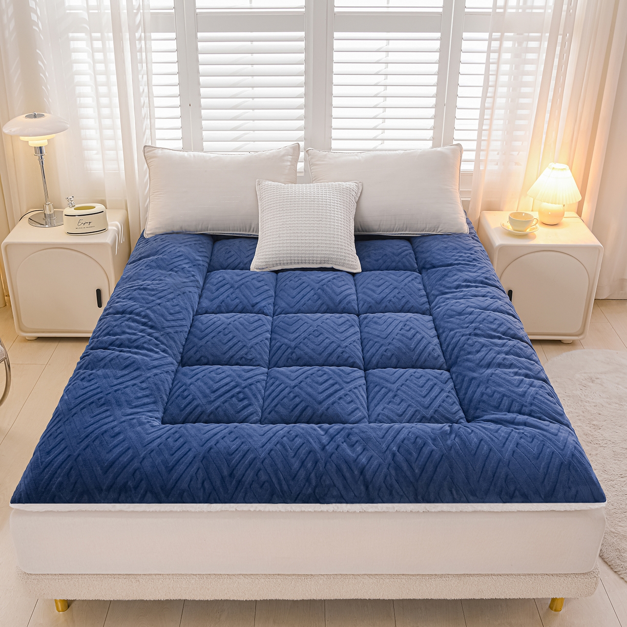 91家纺网 家纺一手货源 找家纺 金灵居 2025新款雕花牛奶绒床垫羊羔绒床垫床褥子跨境外贸 蓝拼白