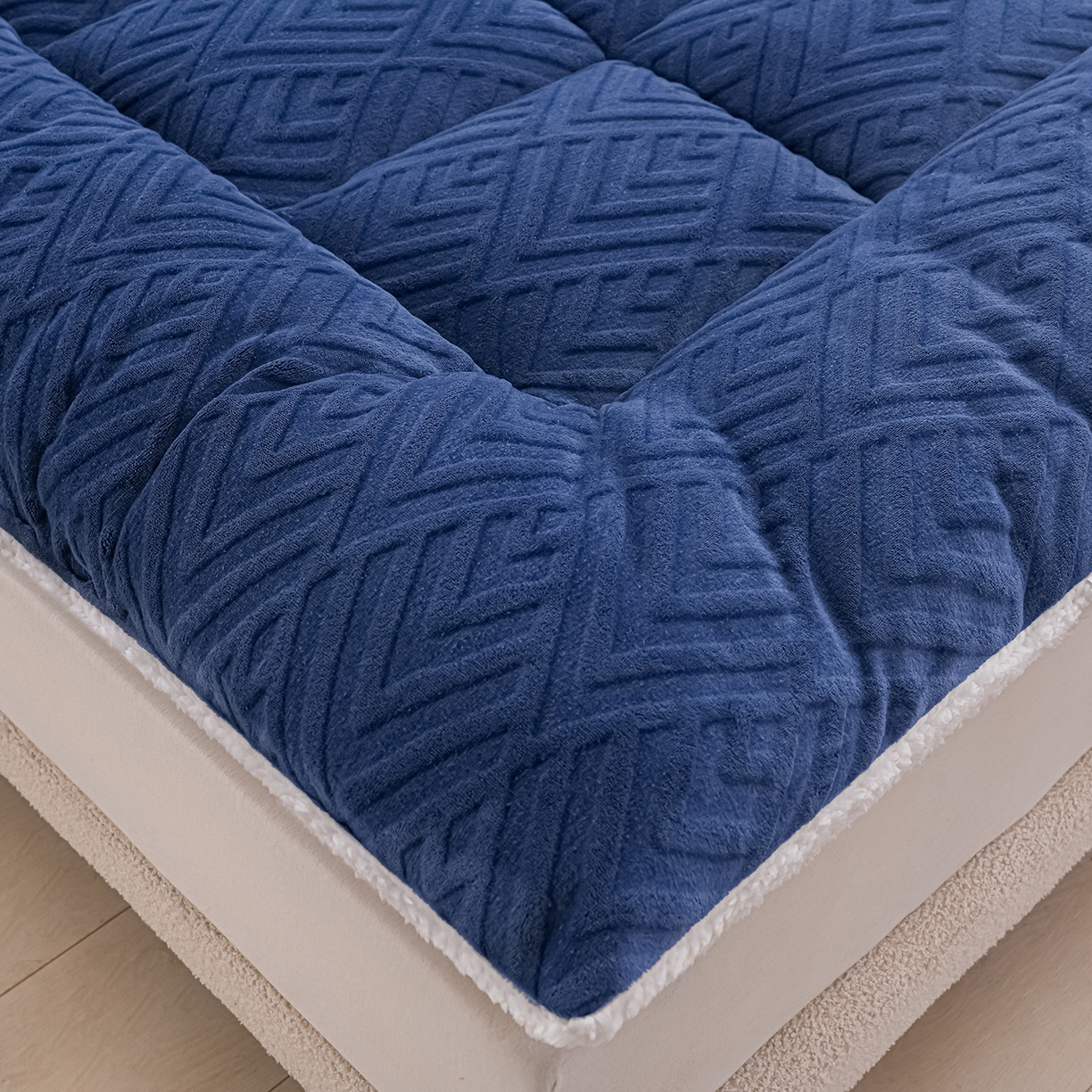 91家纺网 家纺一手货源 找家纺 金灵居 2025新款雕花牛奶绒床垫羊羔绒床垫床褥子跨境外贸 蓝拼白