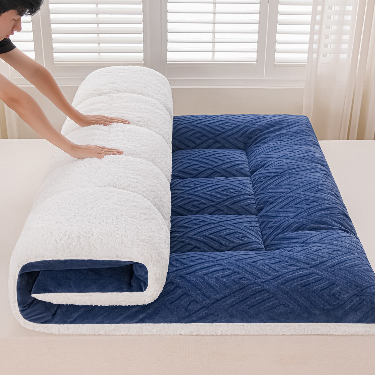 91家纺网 家纺一手货源 找家纺 金灵居 2025新款雕花牛奶绒床垫羊羔绒床垫床褥子跨境外贸 蓝拼白