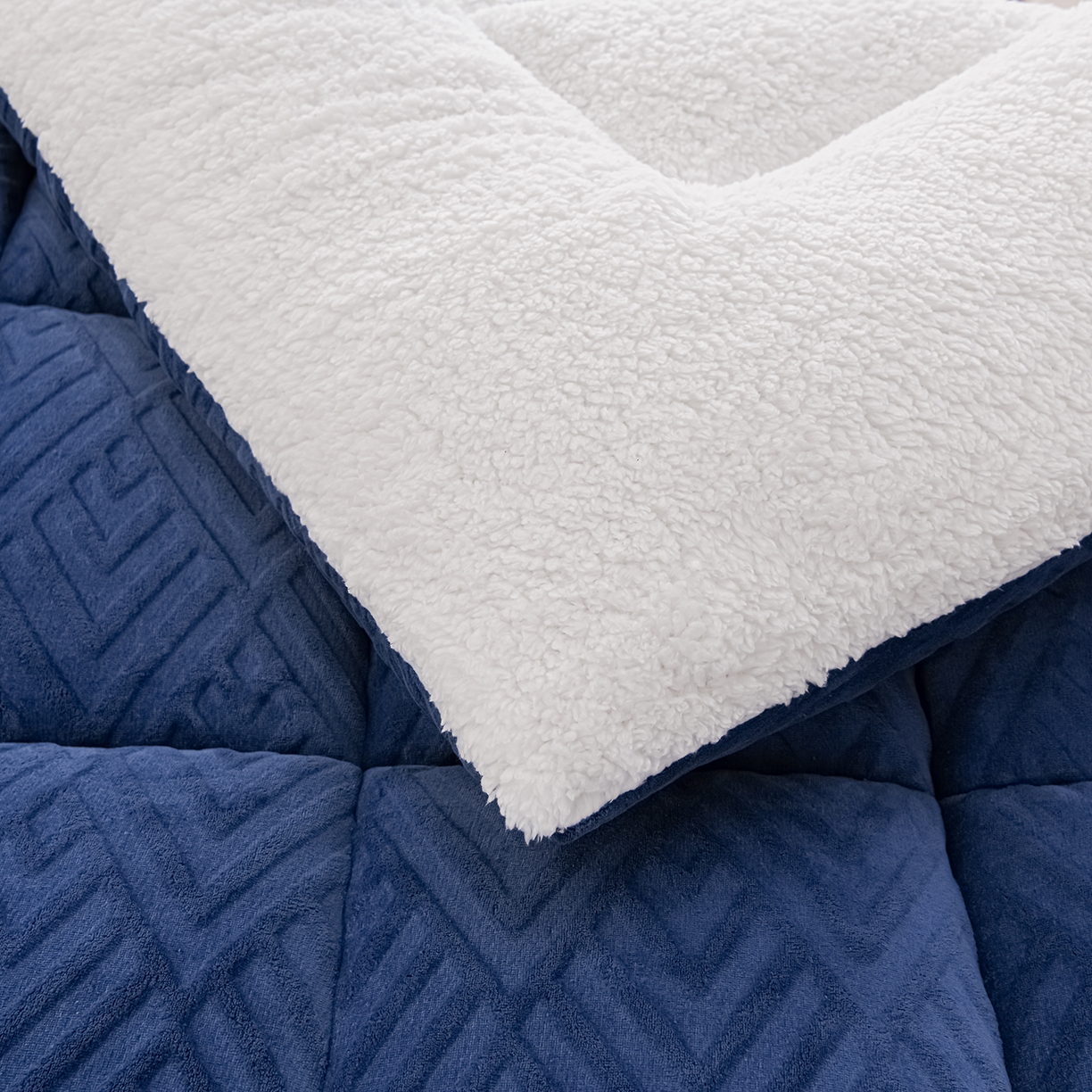 91家纺网 家纺一手货源 找家纺 金灵居 2025新款雕花牛奶绒床垫羊羔绒床垫床褥子跨境外贸 蓝拼白