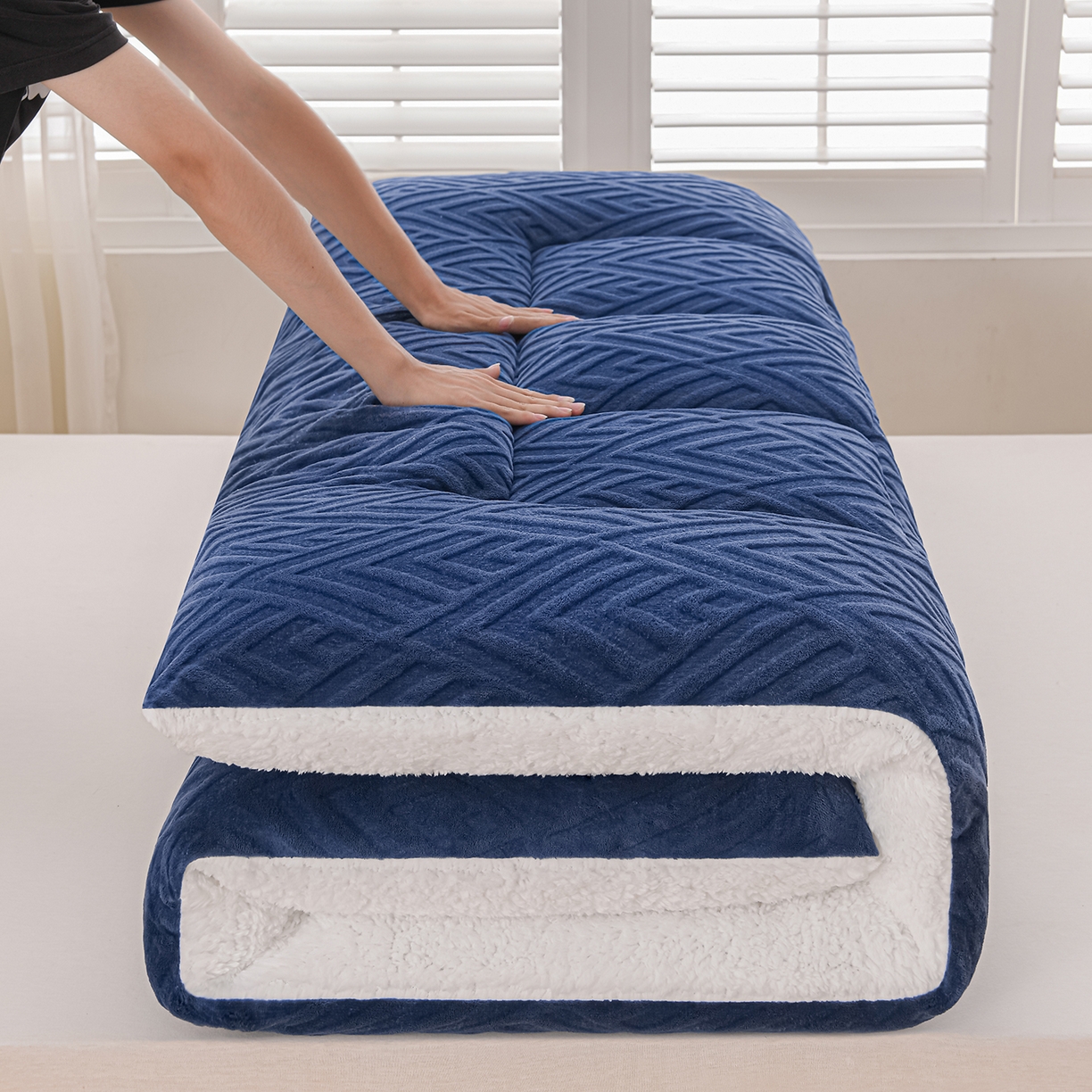 91家纺网 家纺一手货源 找家纺 金灵居 2025新款雕花牛奶绒床垫羊羔绒床垫床褥子跨境外贸 蓝拼白