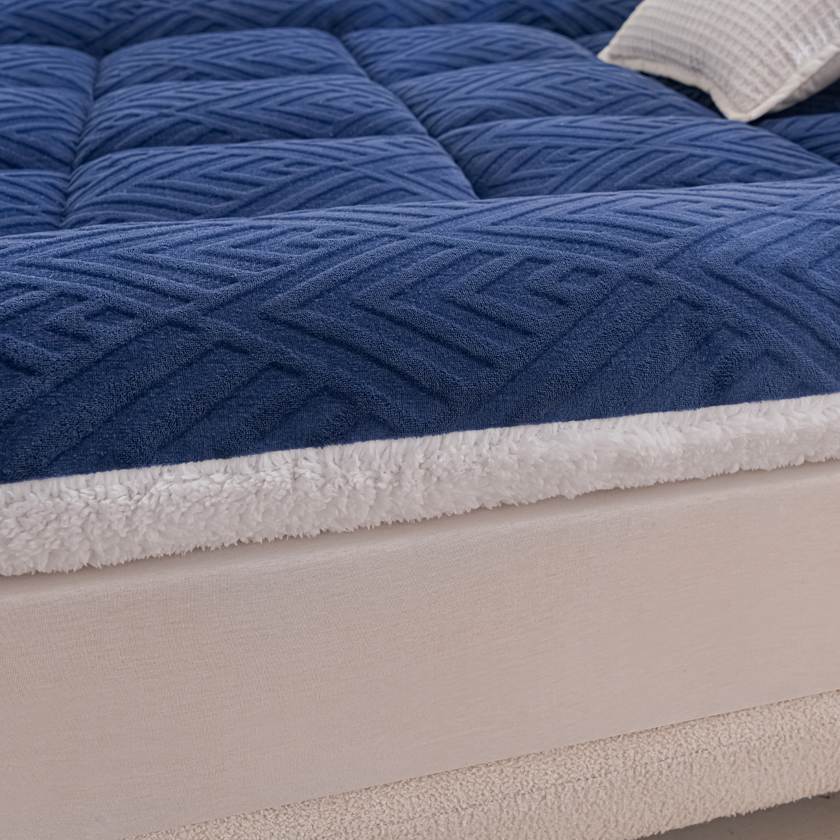 91家纺网 家纺一手货源 找家纺 金灵居 2025新款雕花牛奶绒床垫羊羔绒床垫床褥子跨境外贸 蓝拼白