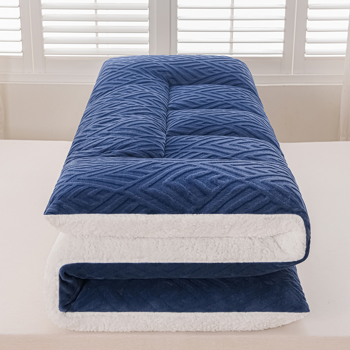 91家纺网 家纺一手货源 找家纺 金灵居 2025新款雕花牛奶绒床垫羊羔绒床垫床褥子跨境外贸 蓝拼白