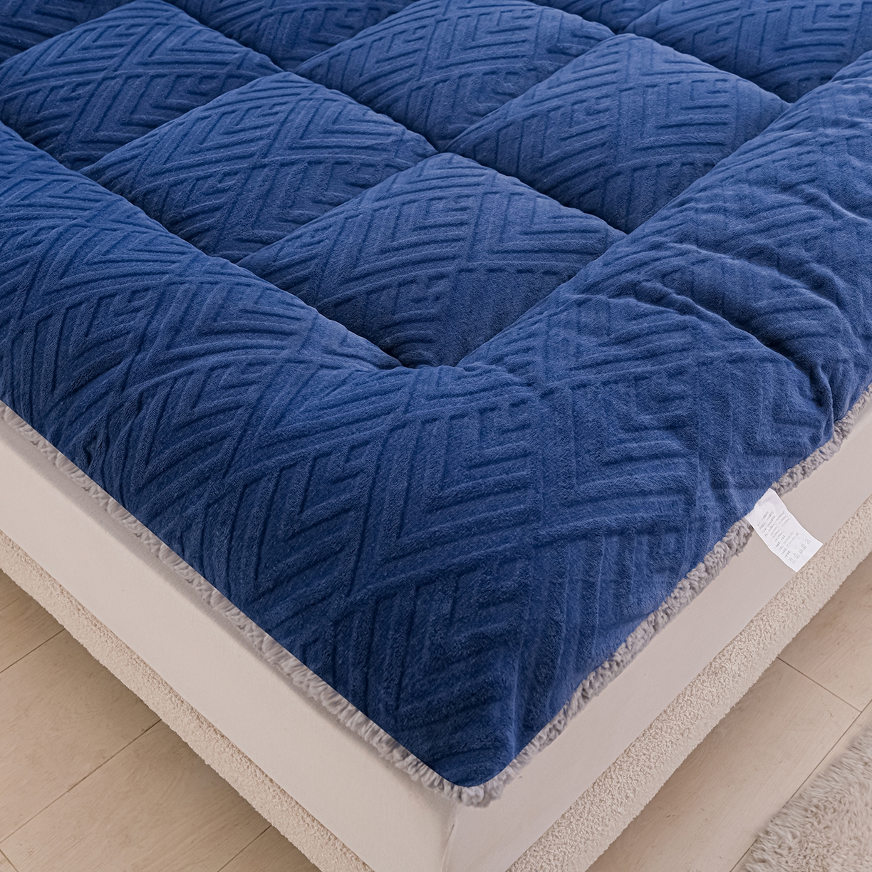 91家纺网 家纺一手货源 找家纺 金灵居 2025新款雕花牛奶绒床垫羊羔绒床垫床褥子跨境外贸 蓝拼灰