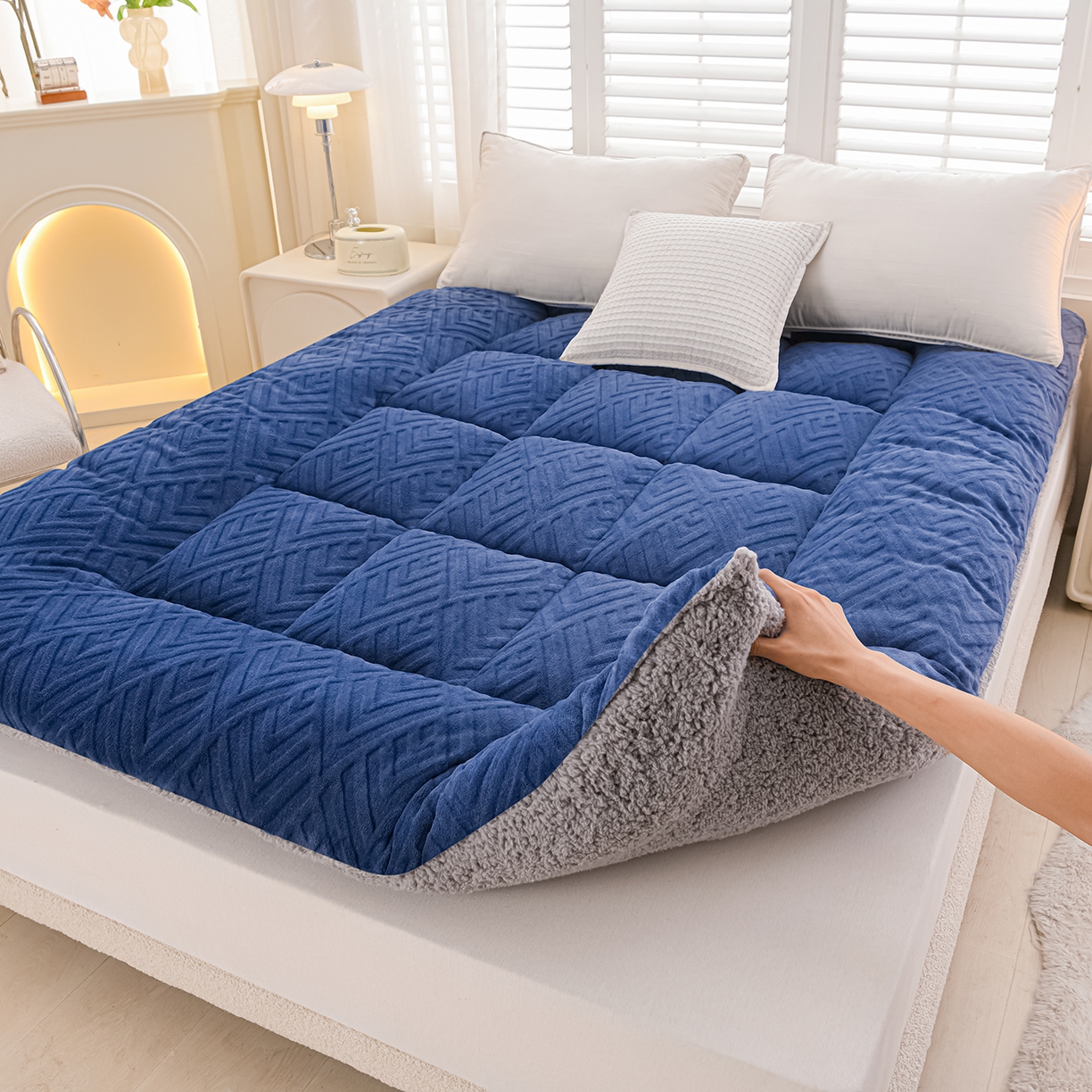 91家纺网 家纺一手货源 找家纺 金灵居 2025新款雕花牛奶绒床垫羊羔绒床垫床褥子跨境外贸 蓝拼灰